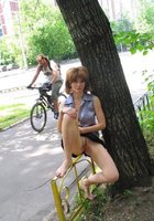 Хозяйки в возрасте развлекают мужиков стриптизом 8 фото Хозяйки в возрасте развлекают мужиков стриптизом 8 фото