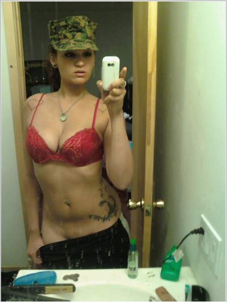 Девки фотографируются перед зеркалом, прикрывая сиськи 3 фотография