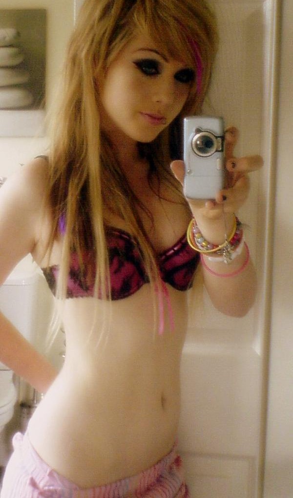 Девки фотографируются перед зеркалом, прикрывая сиськи 12 фотография