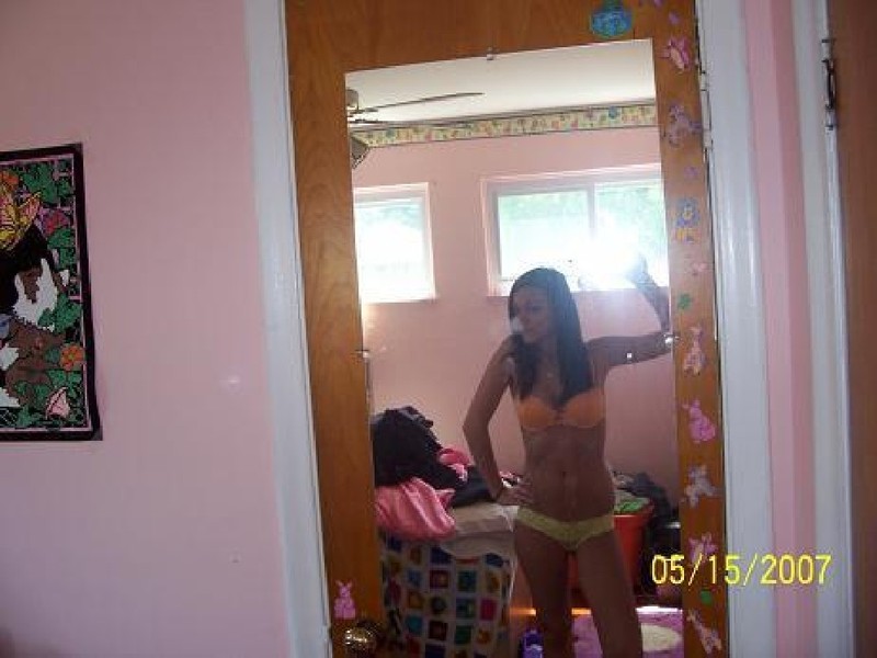 Фоткает себя и отправляет снимки парню 1 фотография