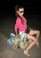 Брюнетка показывает своё красивое тело в одежде и без 7 фото