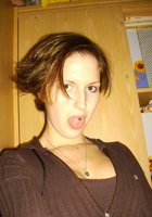 Молодуха с прикольной прической красуется перед камерой розовым влагалищем 1 фото Молодуха с прикольной прической красуется перед камерой розовым влагалищем 1 фото