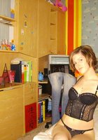 Молодуха с прикольной прической красуется перед камерой розовым влагалищем 11 фото Молодуха с прикольной прической красуется перед камерой розовым влагалищем 11 фото