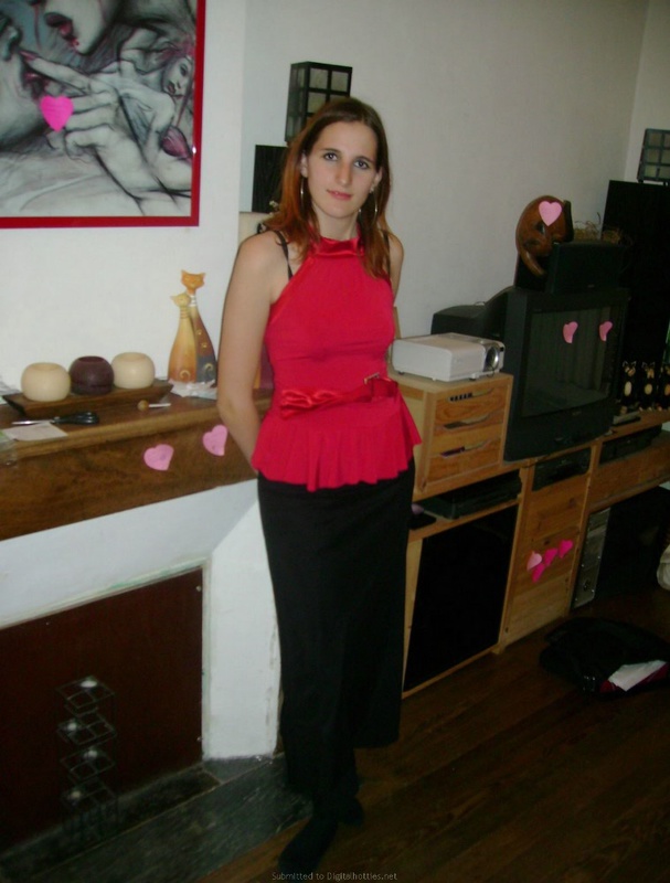 Хулиганка позирует на природе и в ванной 2 фотография