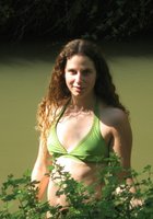 Крестьянка купается в местном озере 5 фото