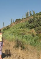 Крестьянка купается в местном озере 7 фото