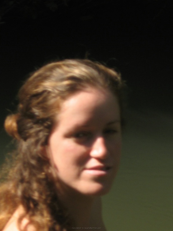 Крестьянка купается в местном озере 11 фотография