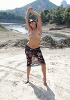 Загорелая брюнетка раздевается на лоне природы 5 фото