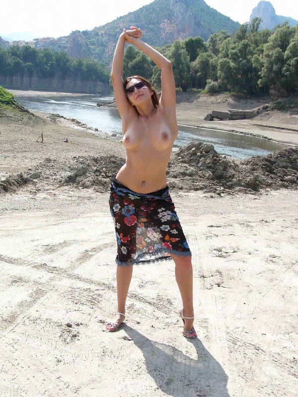 Загорелая брюнетка раздевается на лоне природы 5 фотография