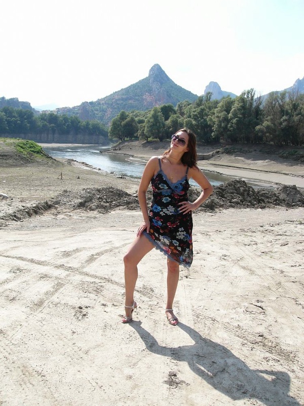 Загорелая брюнетка раздевается на лоне природы 7 фотография