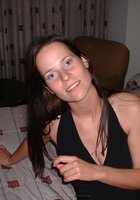 Девушка получила сперму на лицо, лежа на кровати 2 фото