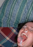 Девушка получила сперму на лицо, лежа на кровати 10 фото