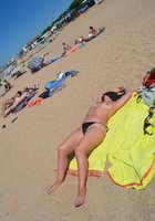 Зрелая мамаша отжигает на курорте 13 фото