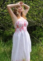 Пышная блондинка снимает платье на природе 2 фото