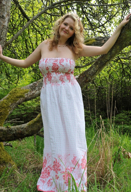 Пышная блондинка снимает платье на природе 3 фотография