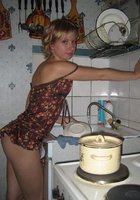 Стройные красотки позируют в гостях в обнаженном виде 6 фото