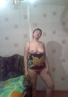 Стройные красотки позируют в гостях в обнаженном виде 13 фото