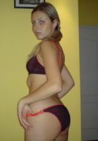 Молодая блондинка вертит перед камерой большой попой 13 фото Молодая блондинка вертит перед камерой большой попой 13 фото