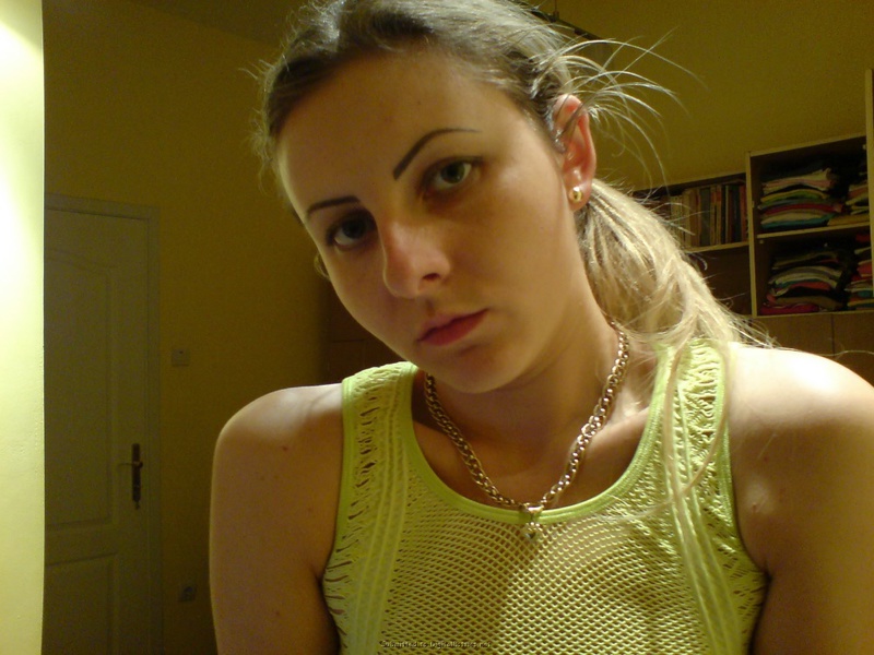 Молодая блондинка вертит перед камерой большой попой 32 фотография