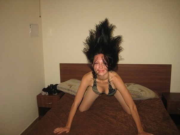 Жены выставили свои попки, лежа на кровати 21 фотография