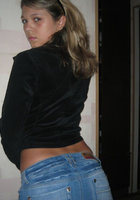 Стройная блондиночка решила показать свою грудь 3 фото