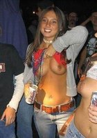 Тусовщицы снимают белье в публичных местах 2 фото