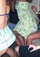 Тусовщицы снимают белье в публичных местах 10 фото