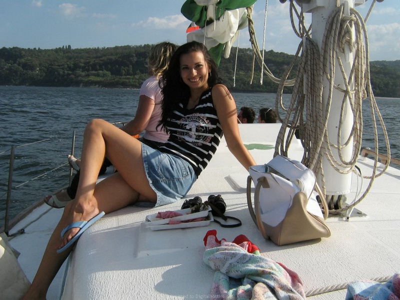 Девушки в красивых купальниках отдыхают на пляже 18 фотография