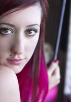 Неформалка с розовыми волосами раздевается у жалюзи 4 фото