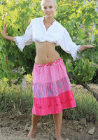 Очаровательная блондинка в красном пеньюаре широко улыбается 5 фото Очаровательная блондинка в красном пеньюаре широко улыбается 5 фото