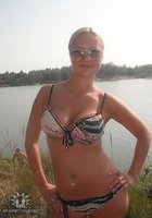 Девушки в купальниках позируют на пляжах 2 фото Девушки в купальниках позируют на пляжах 2 фото