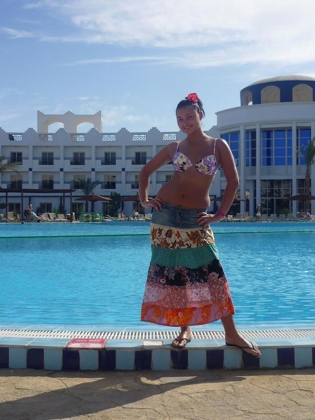 Девушки в купальниках позируют на пляжах 16 фотография