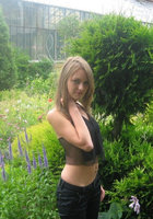 Шатенка сняла одежду посреди городского парка 5 фото