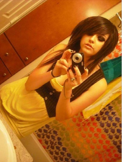 Девицы перед зеркалом фотографируют свою грудь 9 фотография