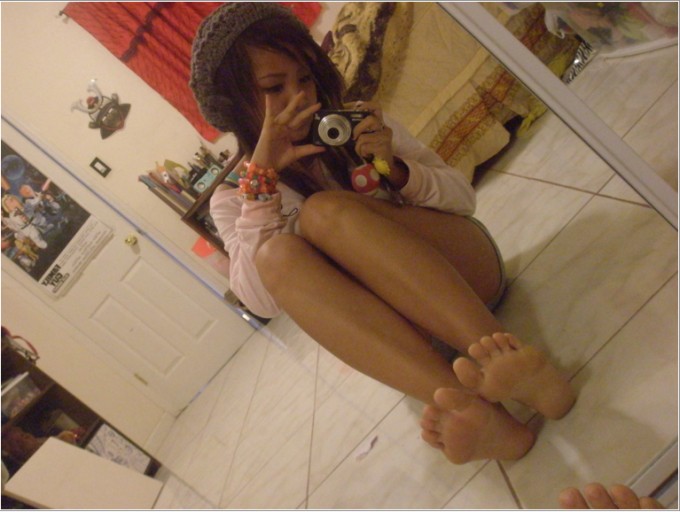 Девицы перед зеркалом фотографируют свою грудь 15 фотография