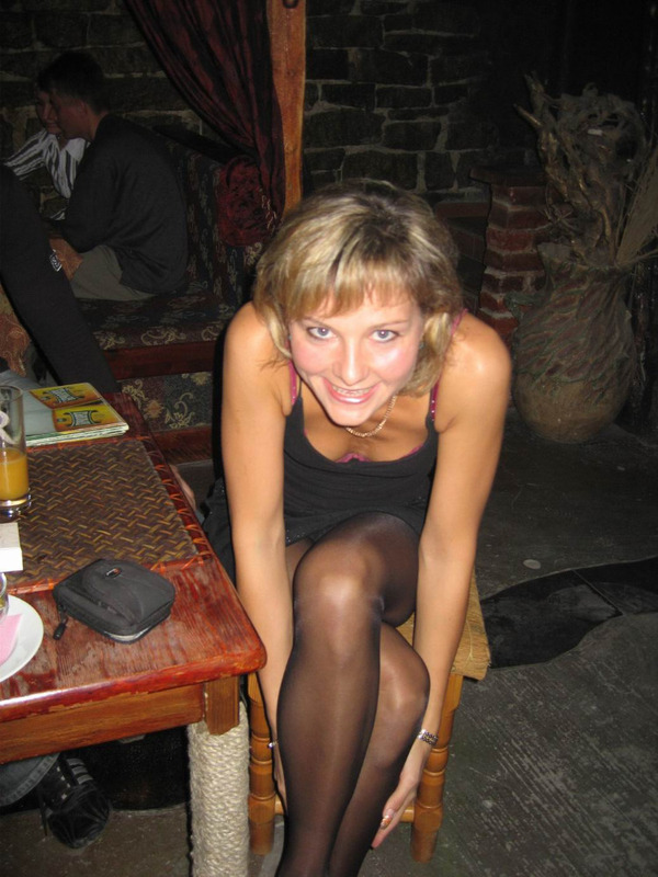 Веселая жена сняла лифчик и засветила маленькую грудь 1 фотография