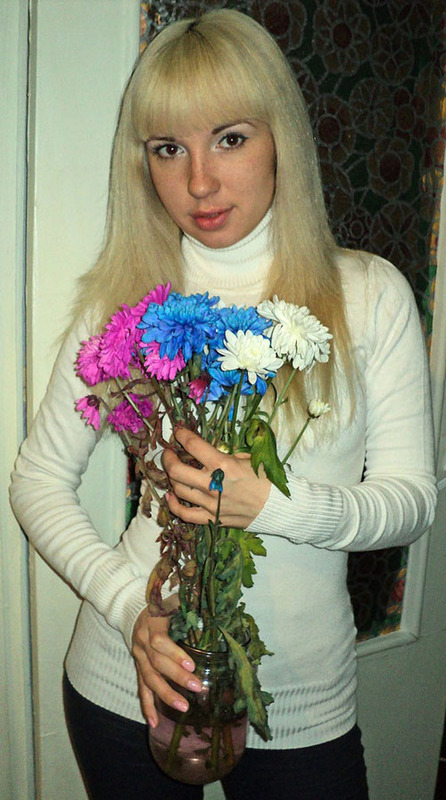 Русская блондинка с челкой и веснушками разделась в студии 6 фотография