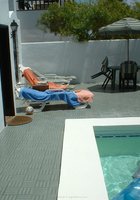 Любовники развлекаются топлесс у бассейна 6 фото Любовники развлекаются топлесс у бассейна 6 фото