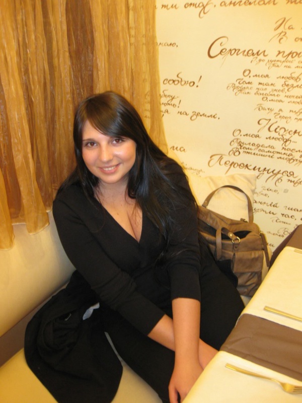 Брюнетка показывает свои прелести 16 фотография