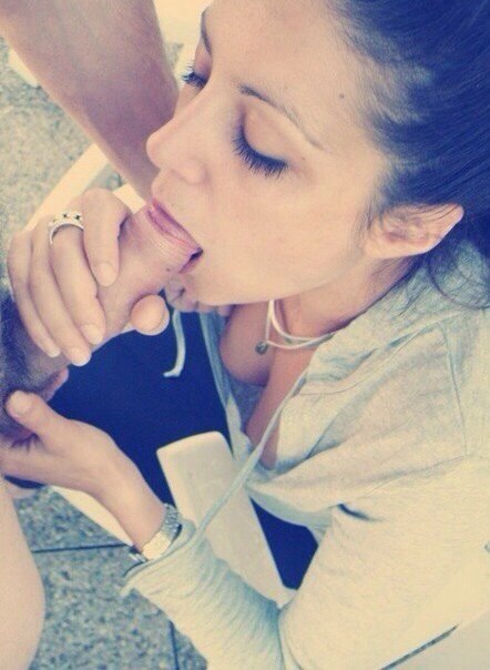 Обнаженные девушки светят своими сексуальными дырочками перед камерой 12 фотография