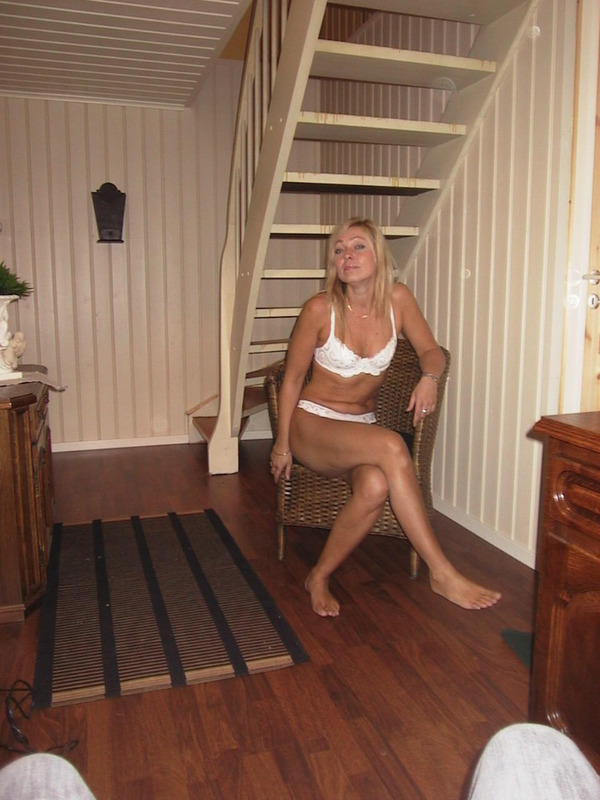 Домохозяйка осталась в особняке одна 2 фотография