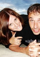 Супружеская пара активно отдыхает на морском берегу 1 фото Супружеская пара активно отдыхает на морском берегу 1 фото