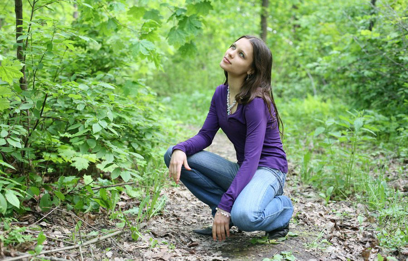 Губастая красотка раздевается и светит телом с платком на тропе 2 фотография
