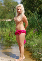 Большегрудая блонда хвастается фигурой рядом с ручьем 6 фото