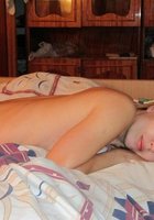 Стройная особа со светлыми волосами развратничает в спальне в стрингах 9 фото Стройная особа со светлыми волосами развратничает в спальне в стрингах 9 фото