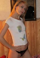 Стройная особа со светлыми волосами развратничает в спальне в стрингах 3 фото Стройная особа со светлыми волосами развратничает в спальне в стрингах 3 фото