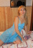 Стройная особа со светлыми волосами развратничает в спальне в стрингах 1 фото Стройная особа со светлыми волосами развратничает в спальне в стрингах 1 фото