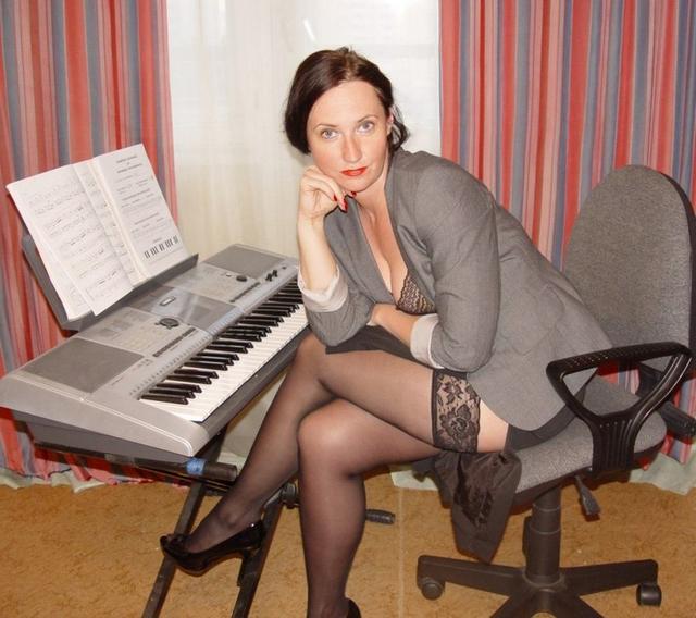 Брюнетка лежит на кровати, раздвинув ноги 20 фотография