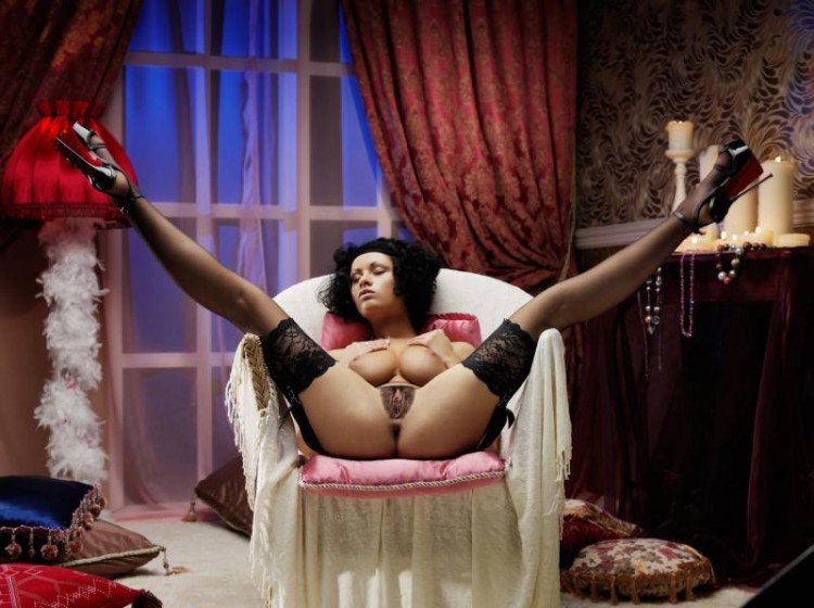 Кудрявая мулатка с налитыми сиськами обнажила волосатую вагину 16 фотография