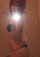 Молодые особы перед зеркалом в одежде и без нее 9 фото